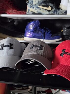 🔥 Bundle! Under Armour Gray Performance Baseball Cap Red 3 Caps!